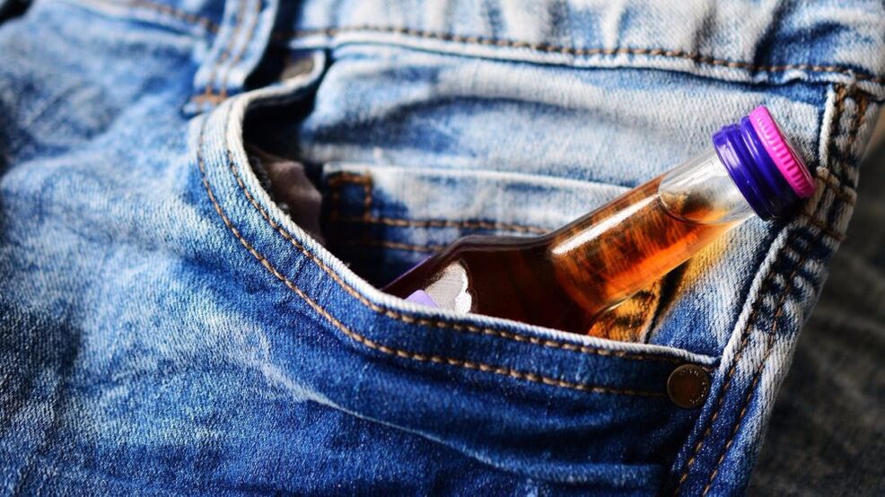 Steklenica alkohola v žepu