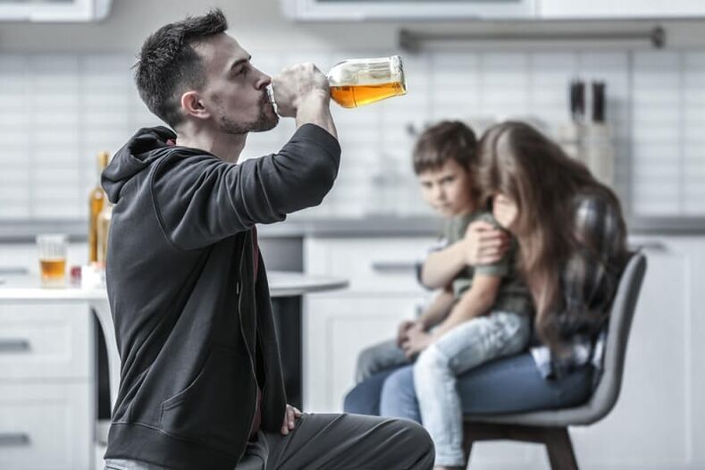 moški pije alkohol, kako mu pomagati, da preneha