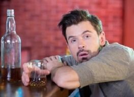 človek pije alkohol vsak drugi dan